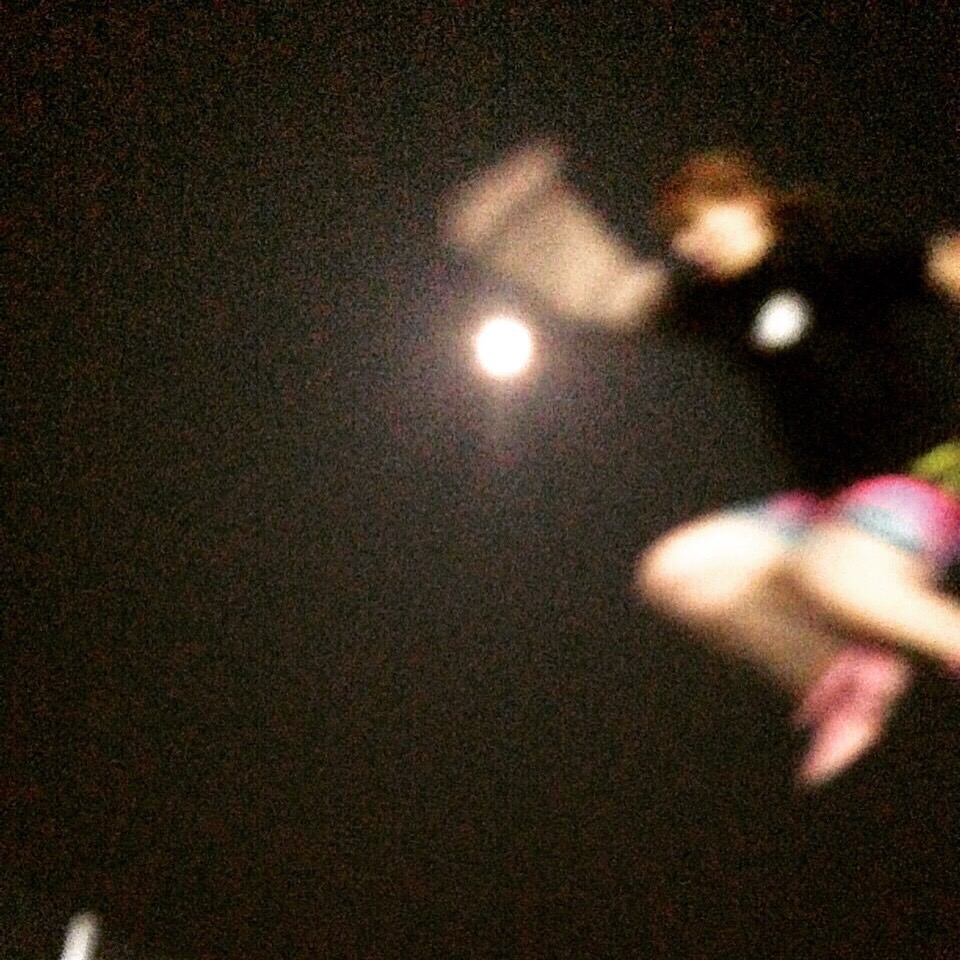 月に向かって飛ぶRACHO